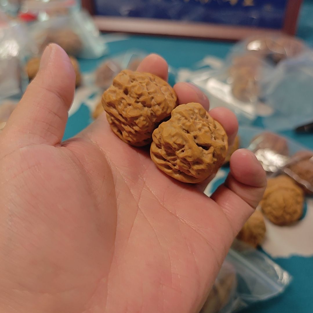 花*花文玩核桃蛤蟆头小手念