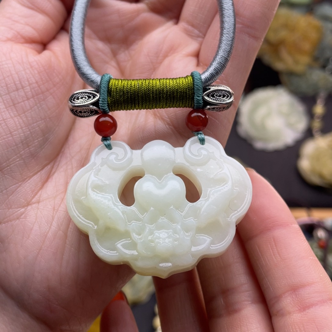 蛇纹石玉颈饰未镶嵌