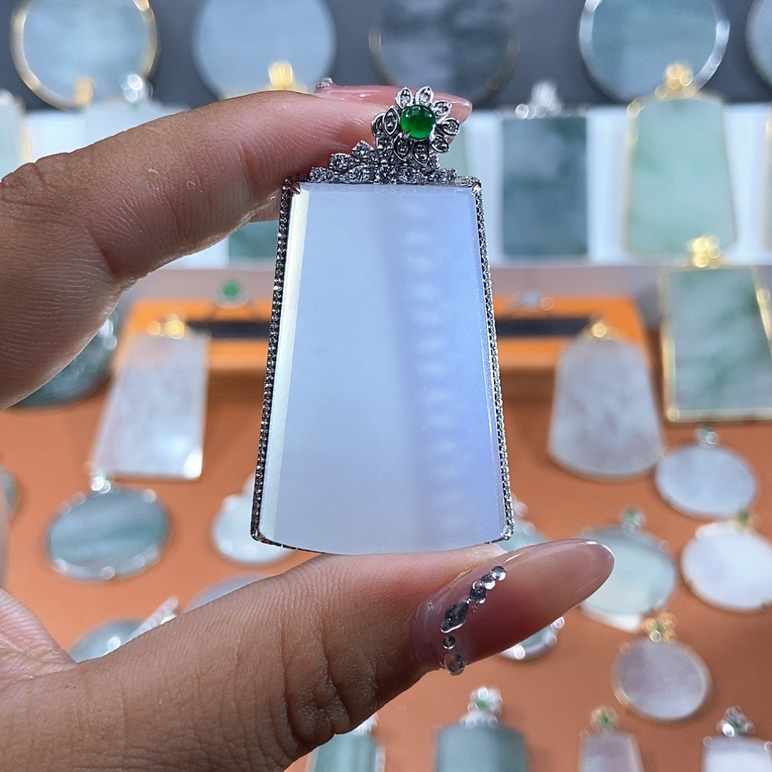 無***爲翡翠18K金镶嵌吊坠(不含链)