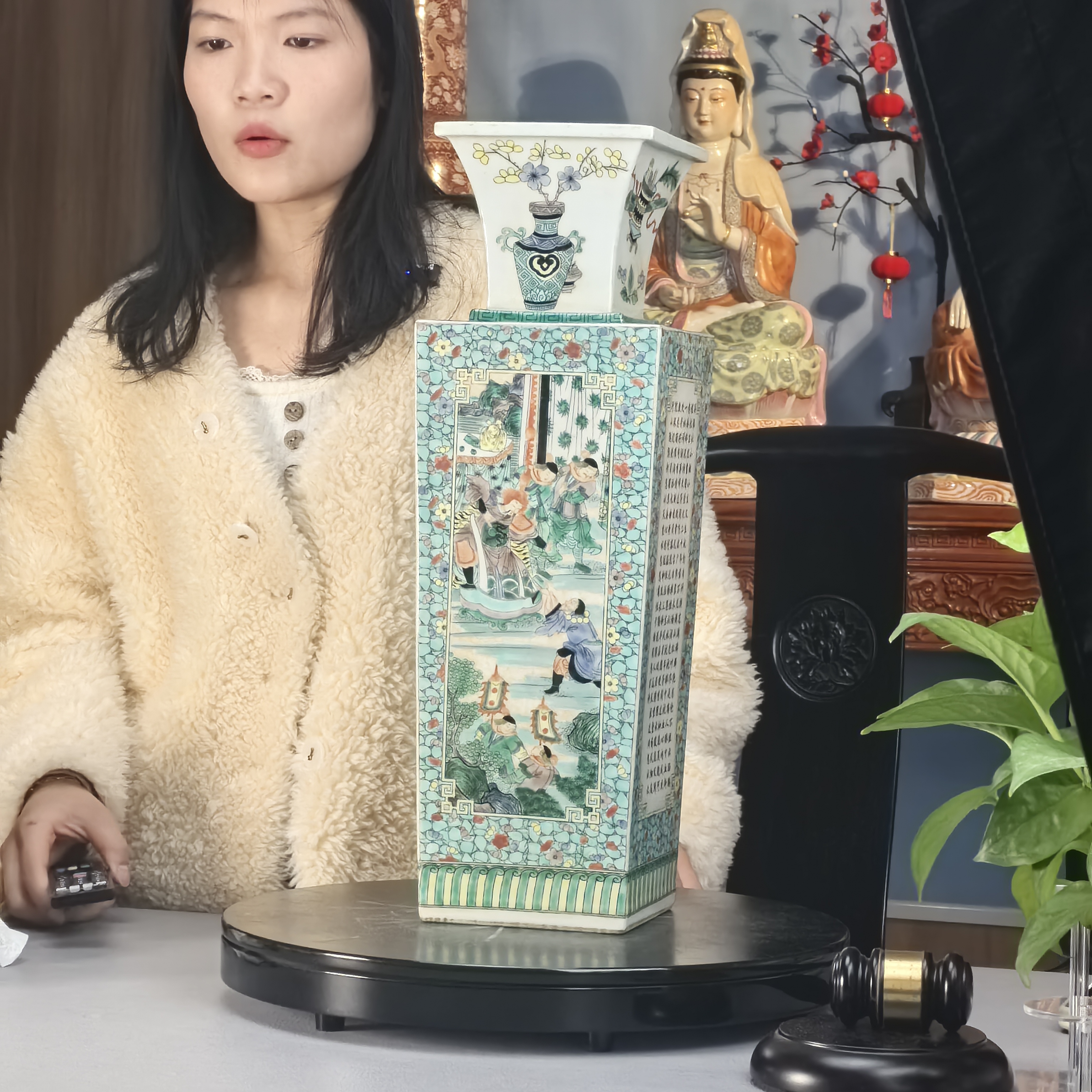 清 五彩人物故事诗文开窗四方赏瓶