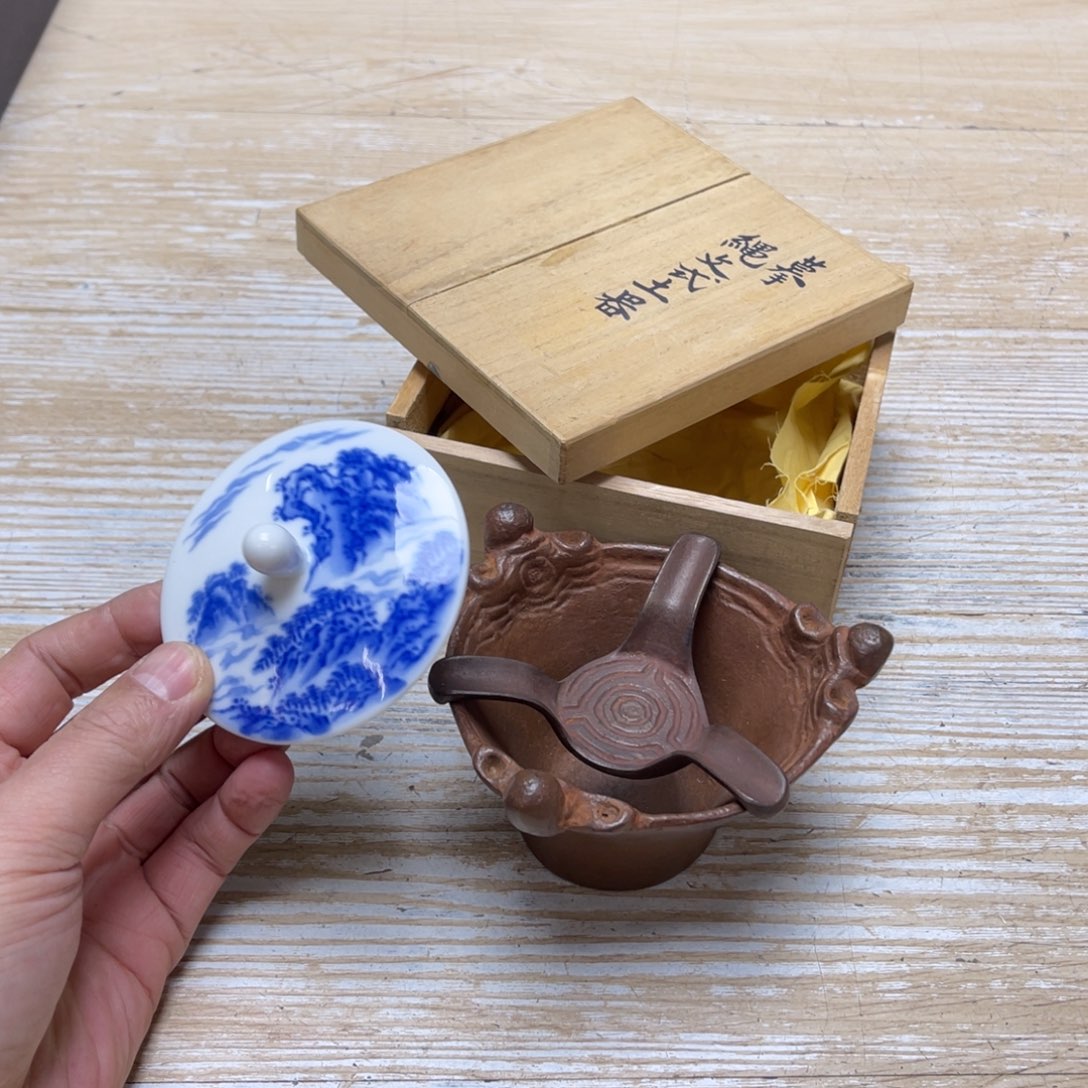 瓷片密密麻麻地排列着一个