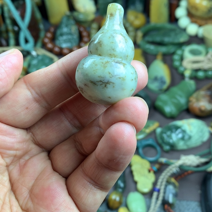 吊坠(赠链)未镶嵌岫岩老玉（透闪石质玉）