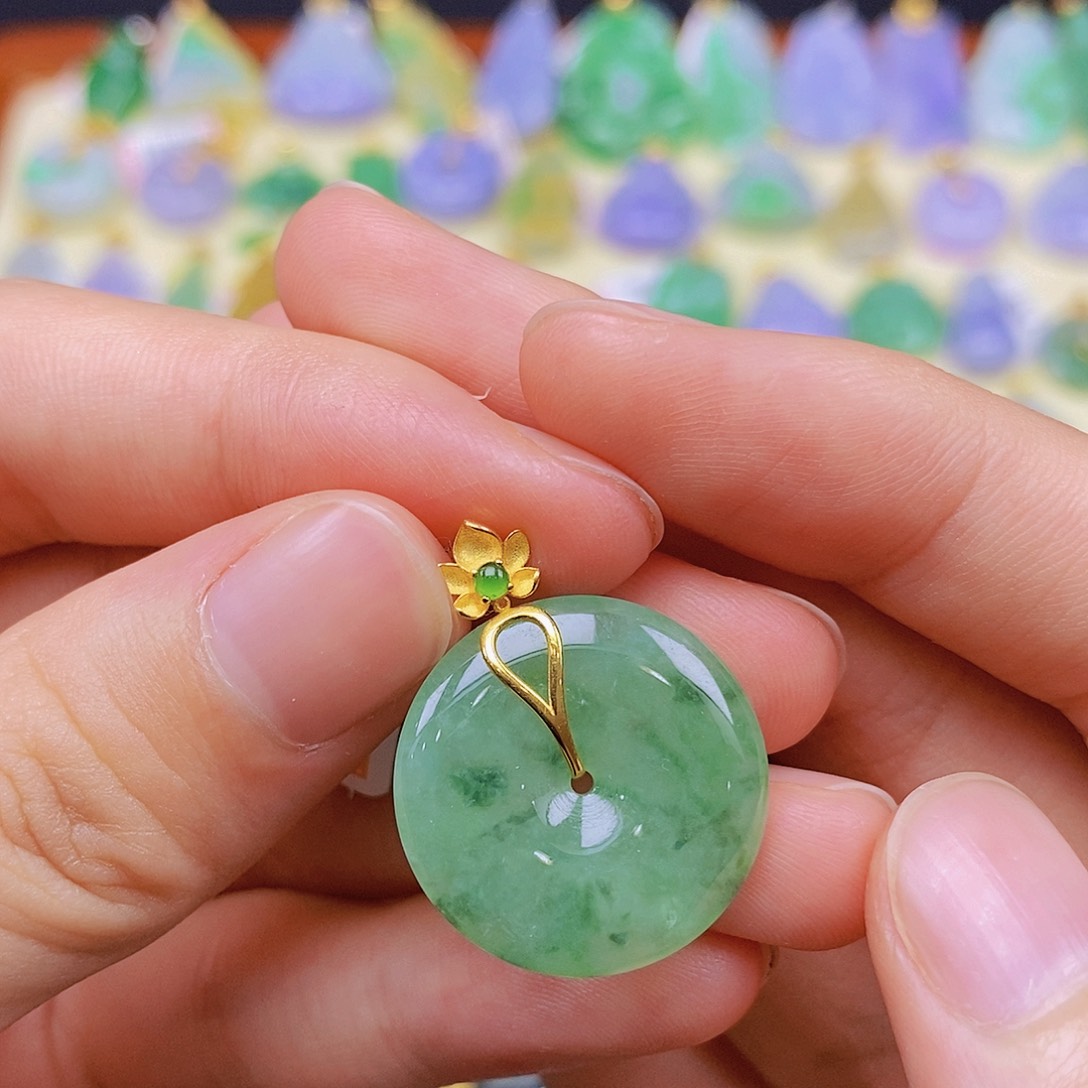 翡翠18K金镶嵌颈饰翡翠