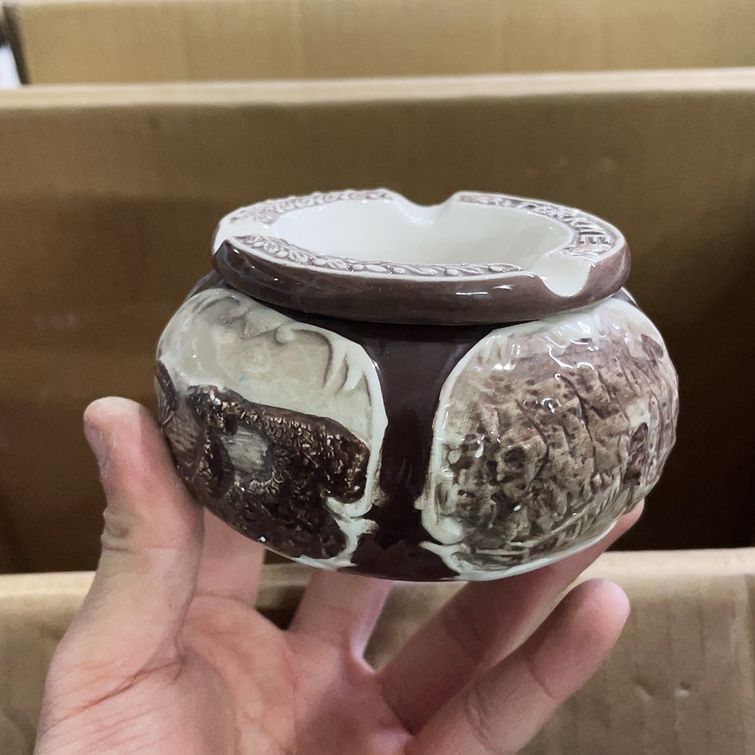 摆件   磕碰。封釉。