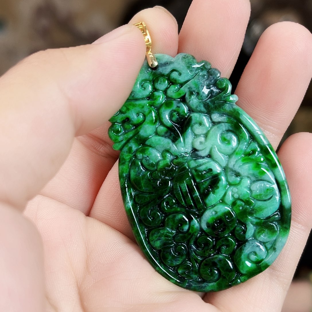 翡翠18K金镶嵌颈饰吊坠