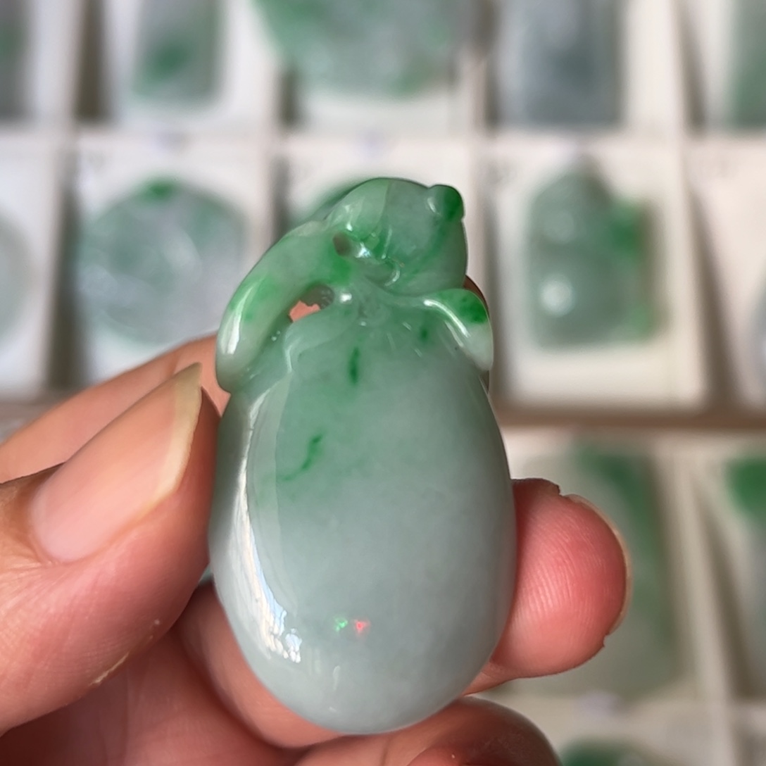 翡翠未镶嵌颈饰桃