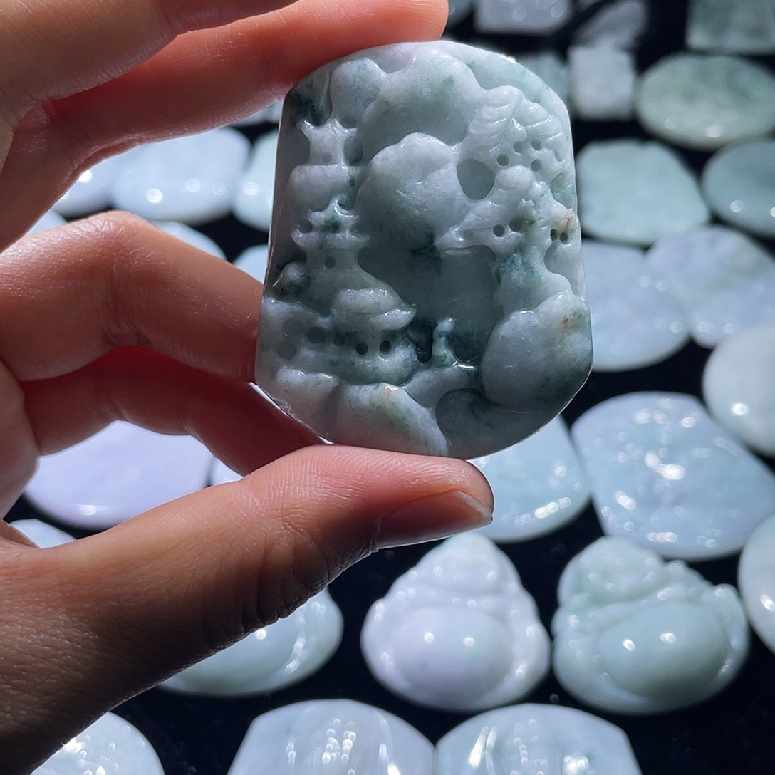 翡翠未镶嵌颈饰山水牌，包容