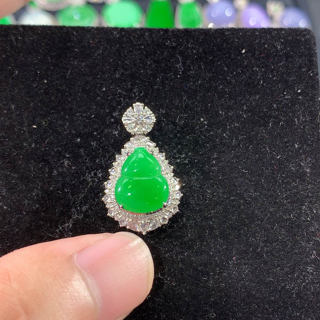 翡翠18K金镶嵌颈饰