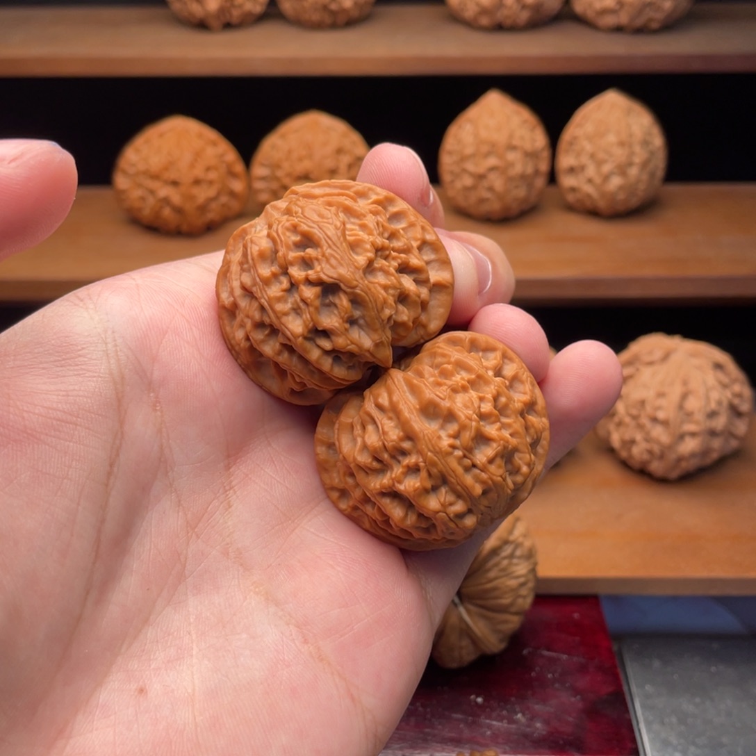 文玩核桃把件39圆润红皮小苹果园