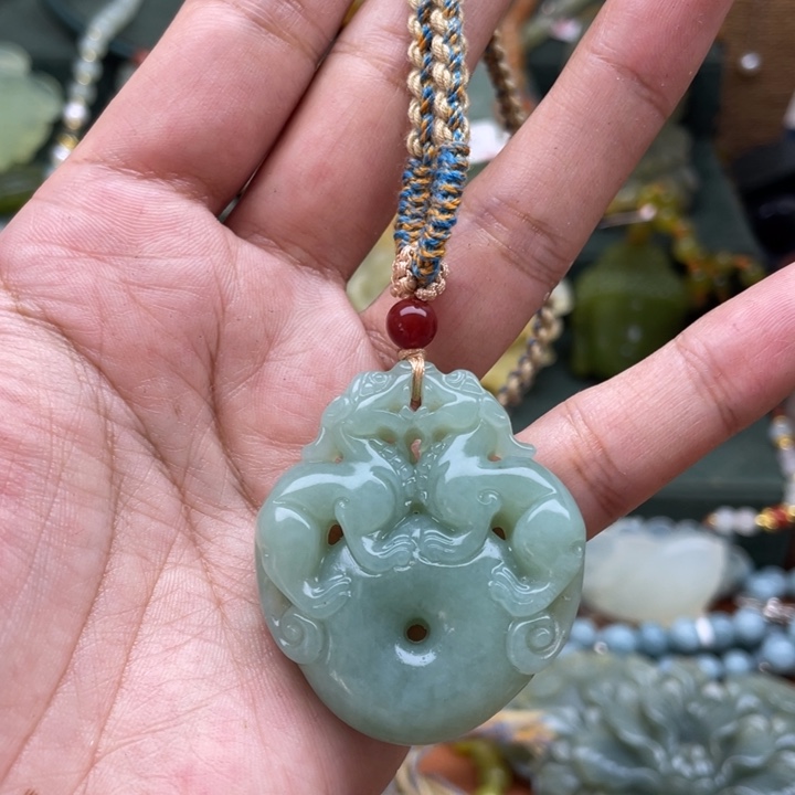 蛇纹石玉吊坠合金