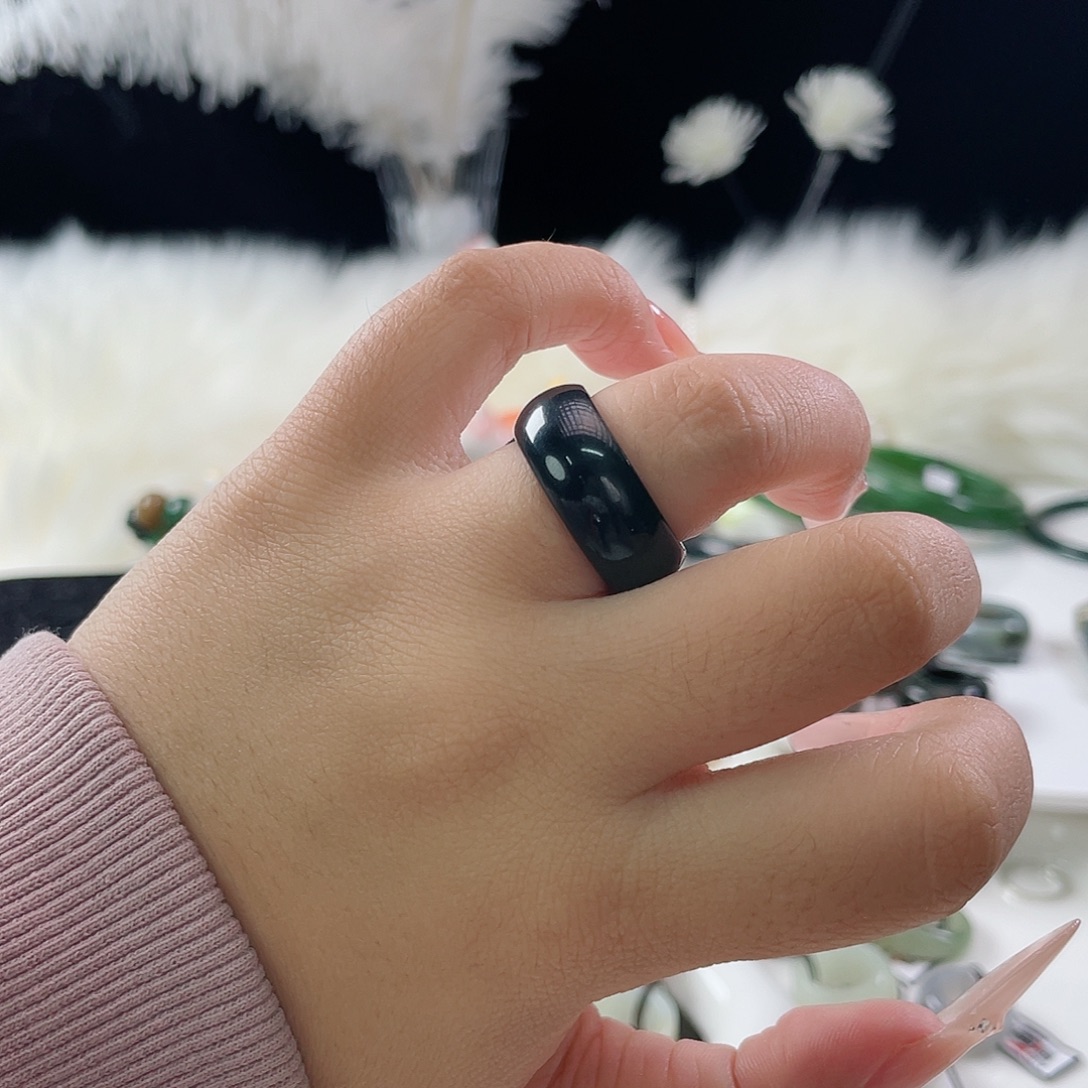 和田玉未镶嵌戒指l13。黑青细轮胎。17.8。不退换