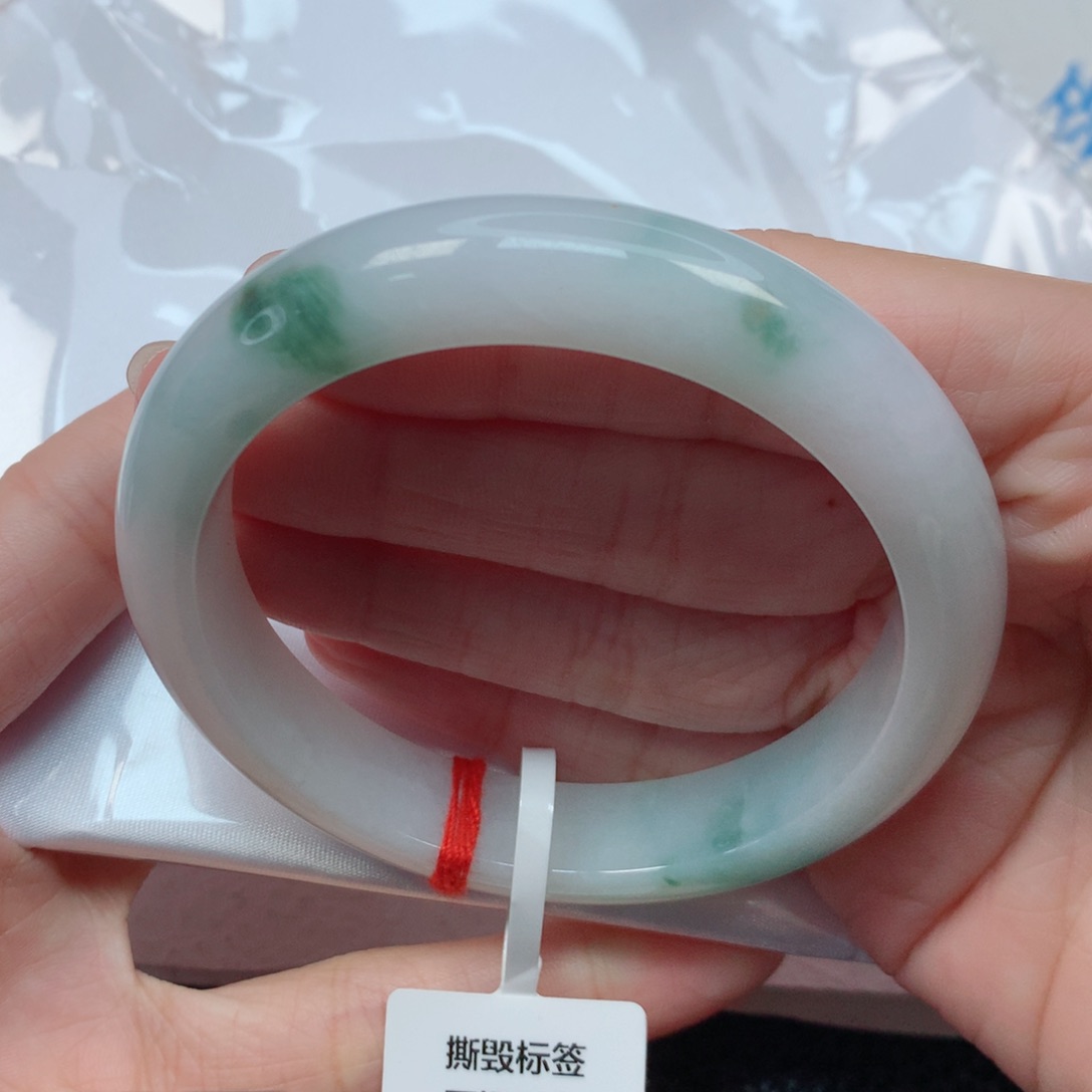 翡翠手镯未镶嵌57圈 白底飘绿花