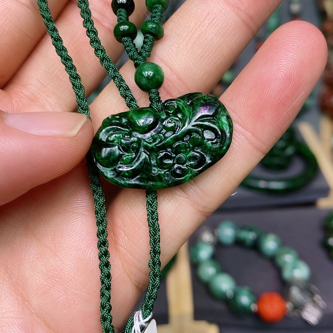 翡翠颈饰未镶嵌漂亮美眉