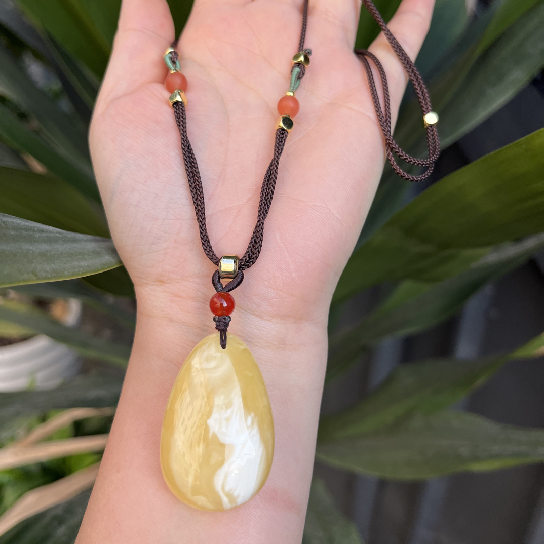 琥珀白花蜜蜡妖花水滴吊坠，一套13.8g，天然原矿保真