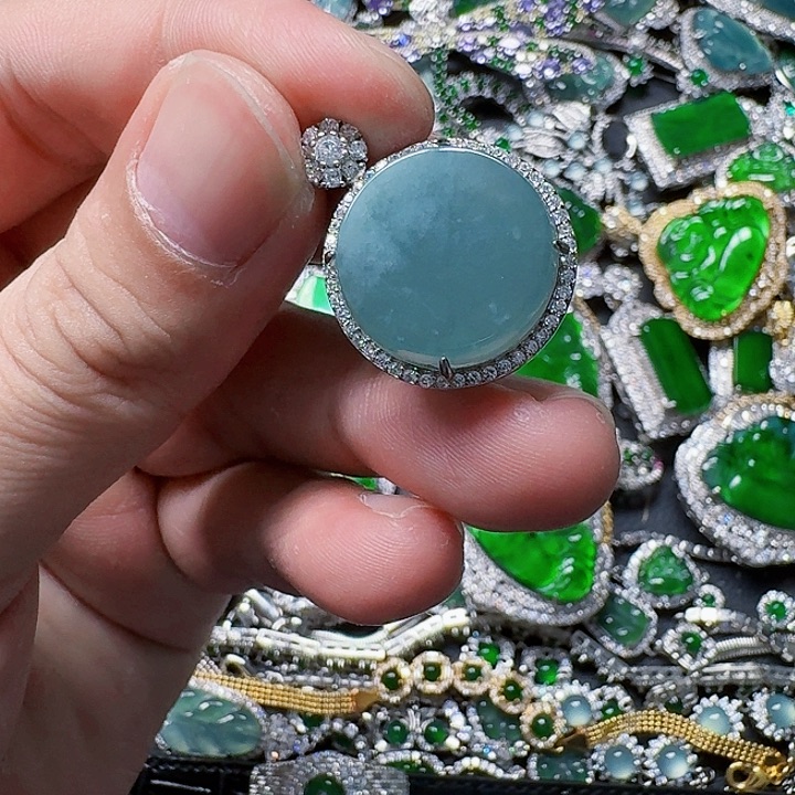 翡翠颈饰未镶嵌天然A货翡翠放漏