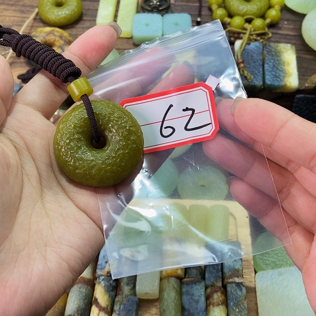 蛇纹石玉未镶嵌挂件刘***?