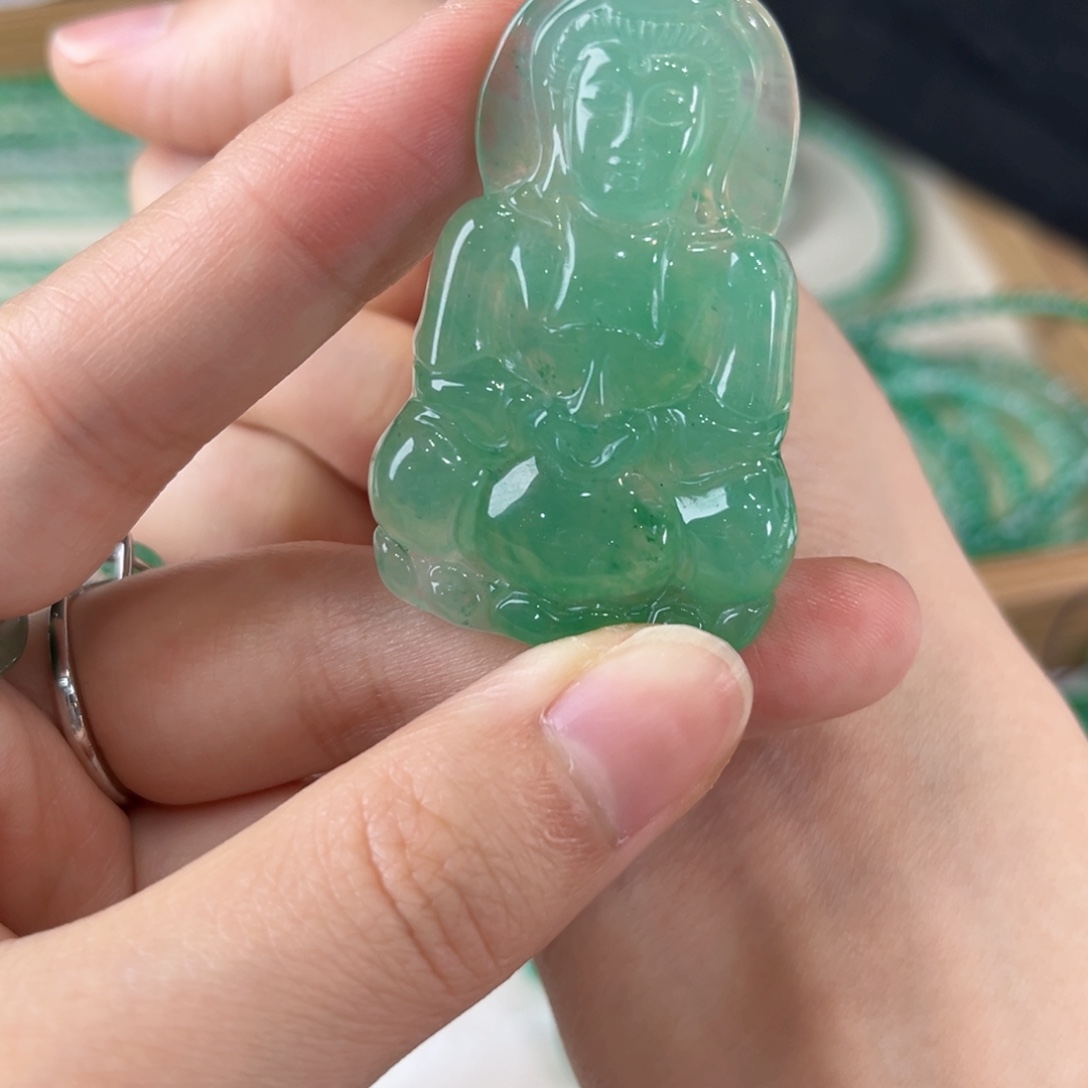 颈饰未镶嵌石英质玉