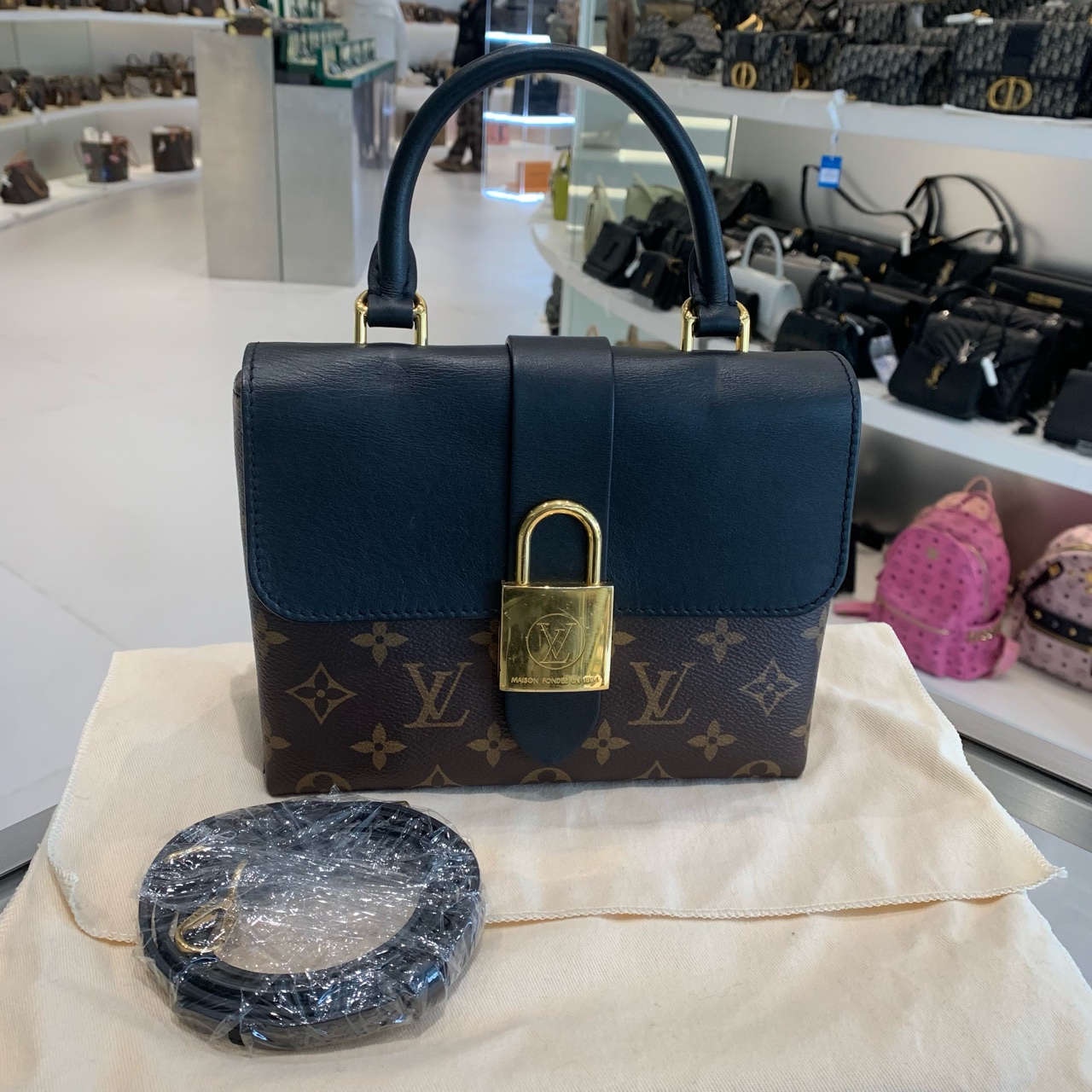 95新 LouisVuitton/路易威登 Lv黑锁头97新· 芯片款