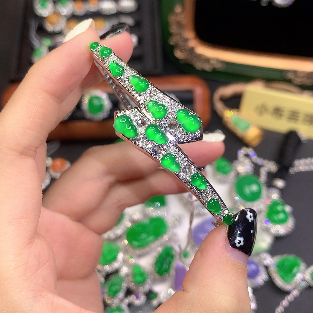 翡翠18K金镶嵌手镯