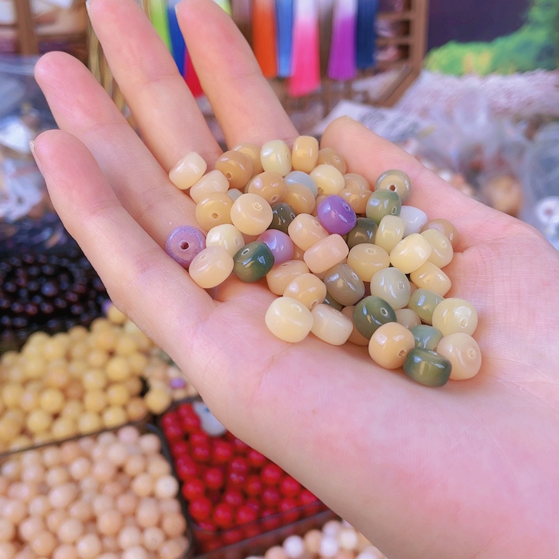 白玉菩提吊坠300颗。6*9多宝色