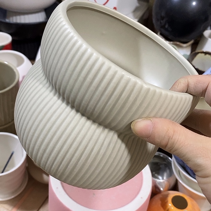 陶瓷花盆有孔 瑕疵介意勿拍 