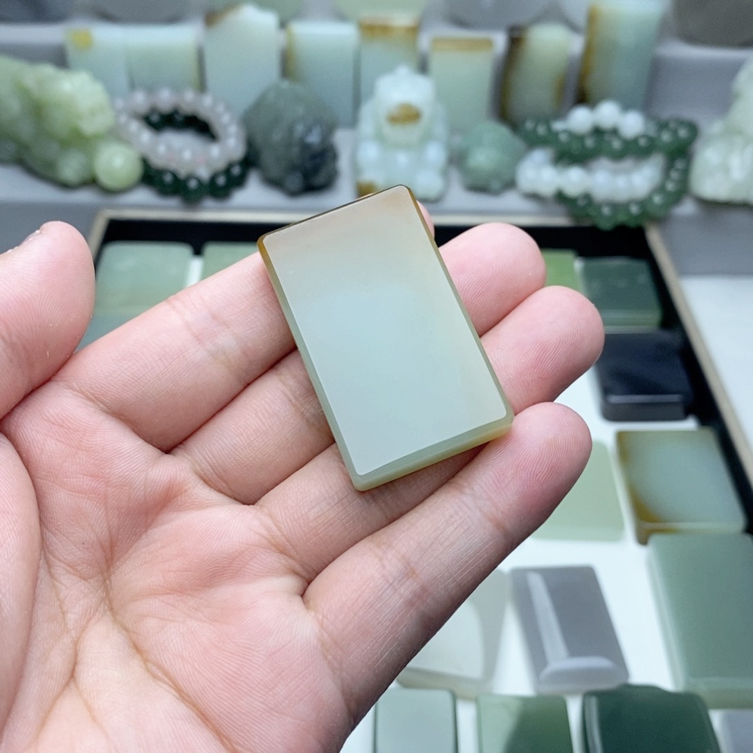 和田玉颈饰未镶嵌今**事