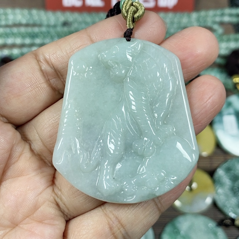 【闪购商品】翡翠颈饰未镶嵌玉吊坠翡翠玉上山虎牌