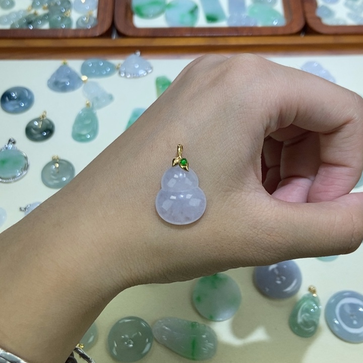 颈饰18K金镶嵌翡翠葫芦