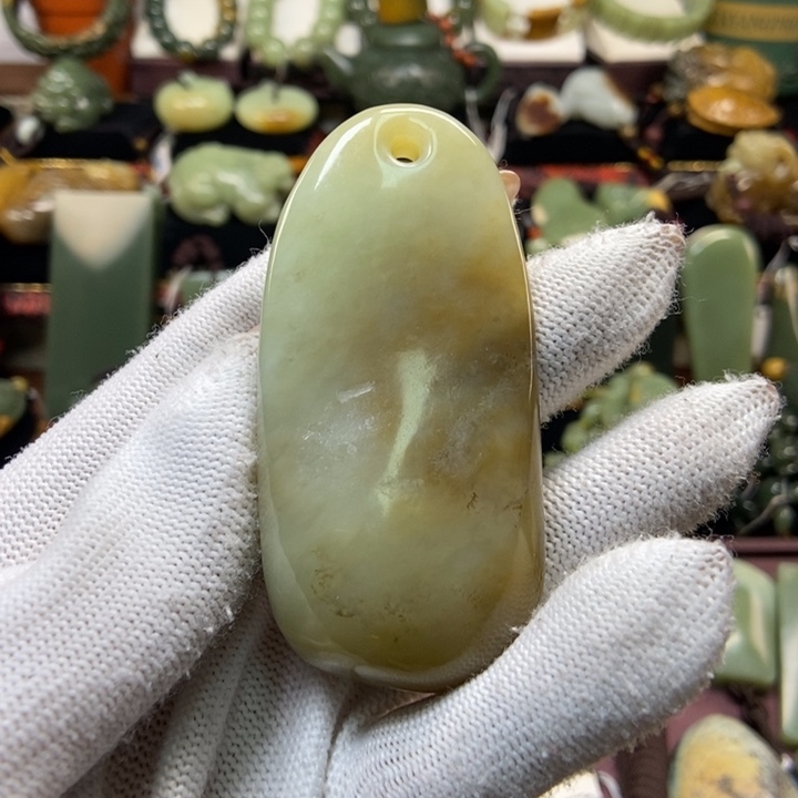 未镶嵌岫岩老玉（透闪石质玉）把件