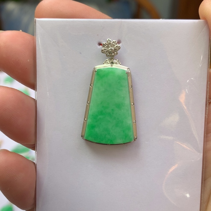 翡翠颈饰18K金镶嵌翡翠翡翠吊坠