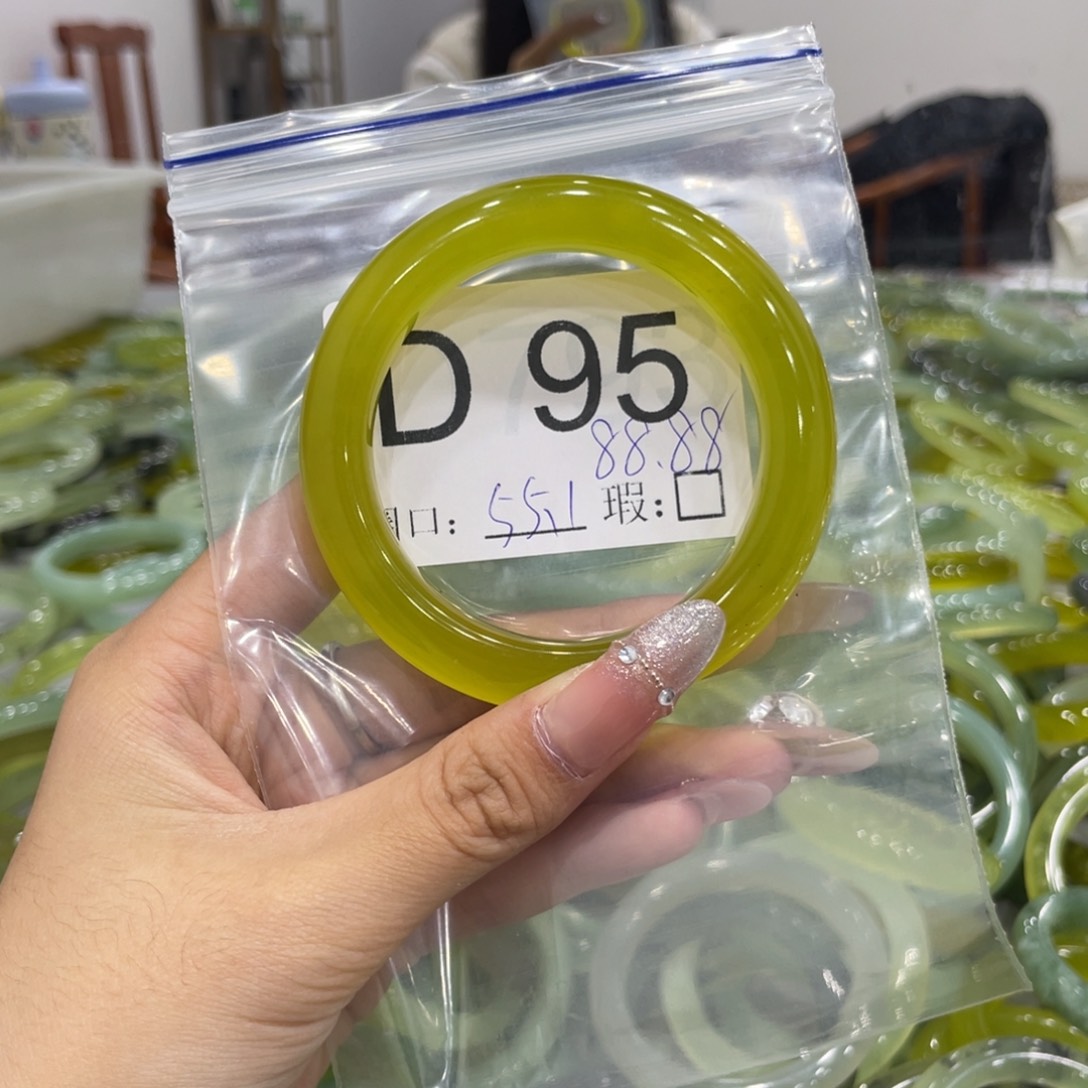 未镶嵌蛇纹石玉颈饰华*?