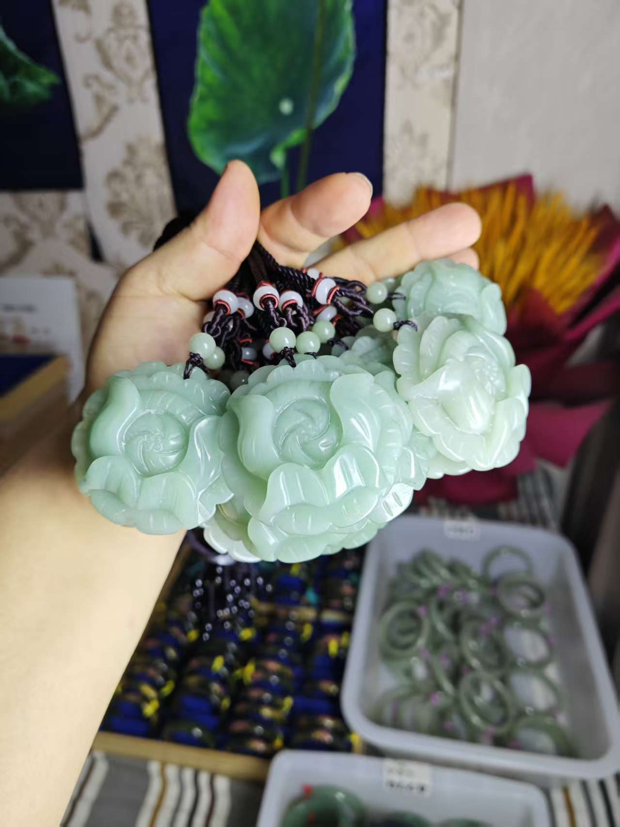 佘太翠的牡丹花吊坠