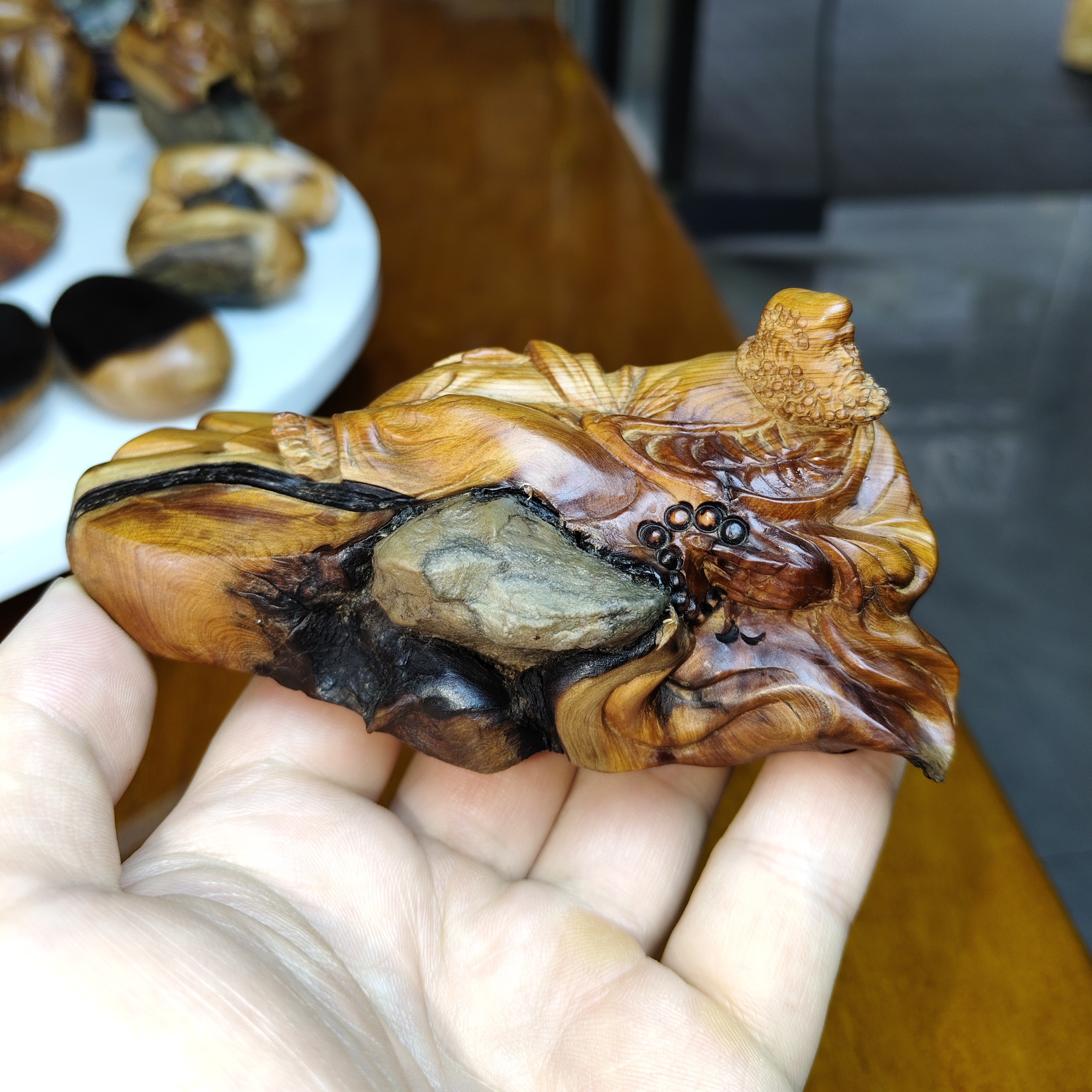 崖柏根雕天然抱石达摩