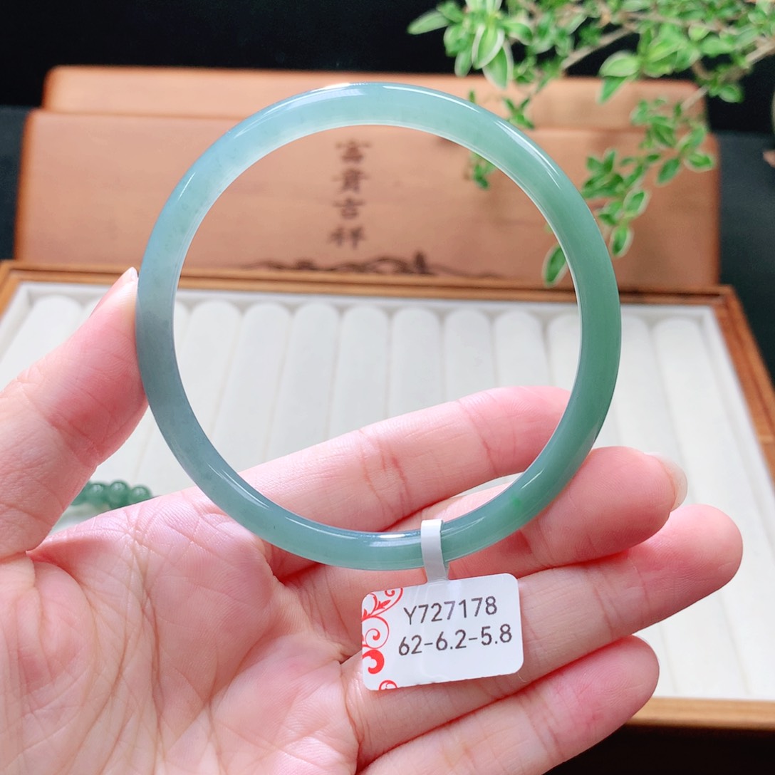 未镶嵌手镯（圆镯）翡翠