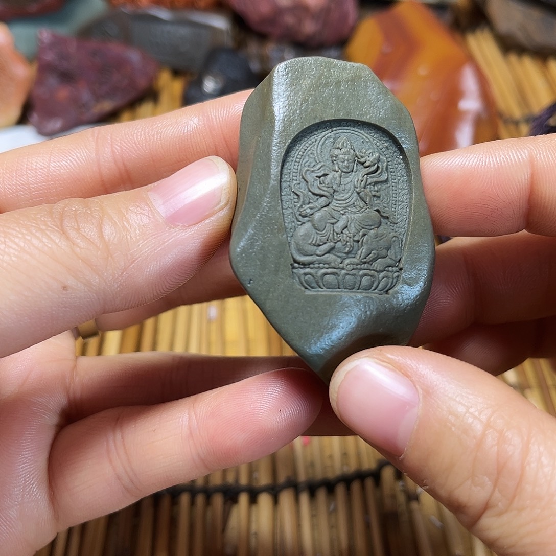 新疆原石雕刻手把件
