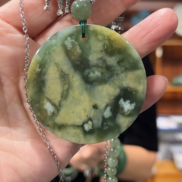 颈饰未镶嵌和田玉（糖玉）