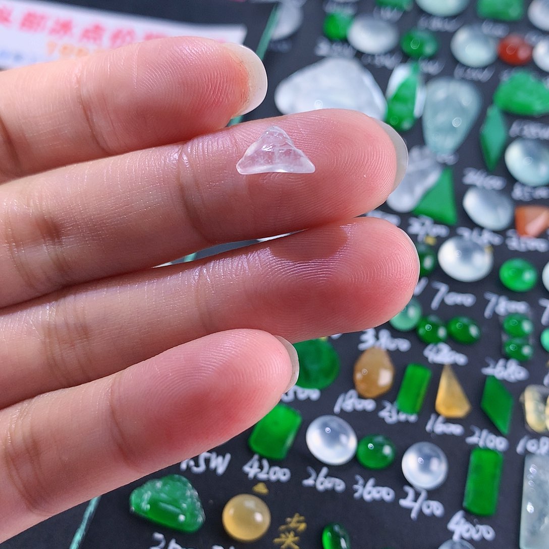 翡翠颈饰未镶嵌天然翡翠高冰山巅