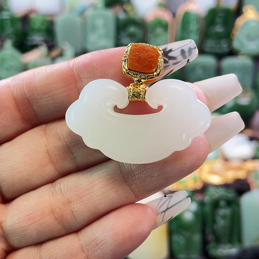 和田玉18K金镶嵌挂件