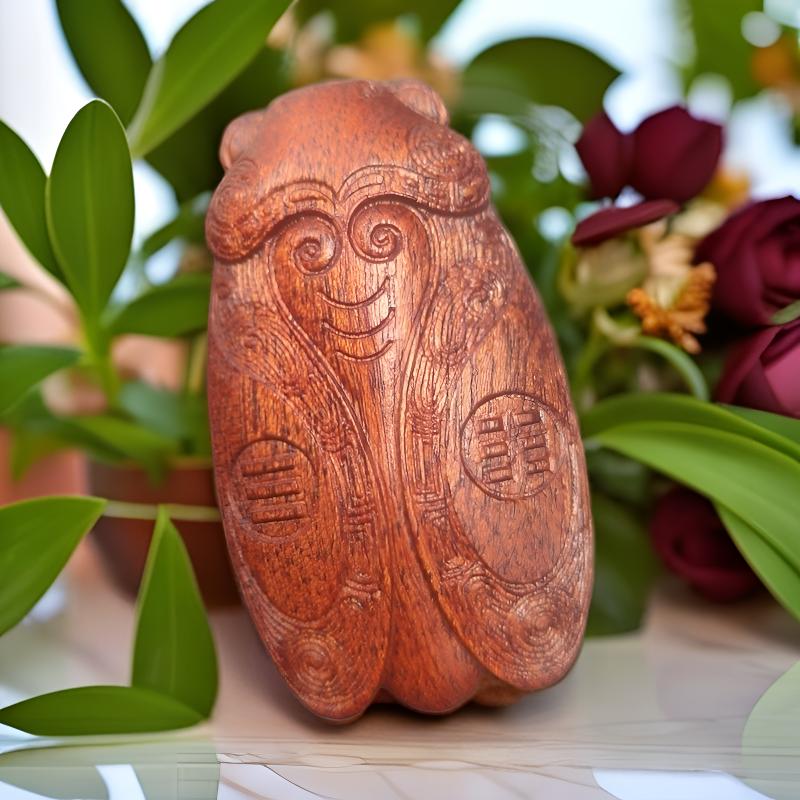 花梨木:一鸣惊人，金蝉把件雕刻。
