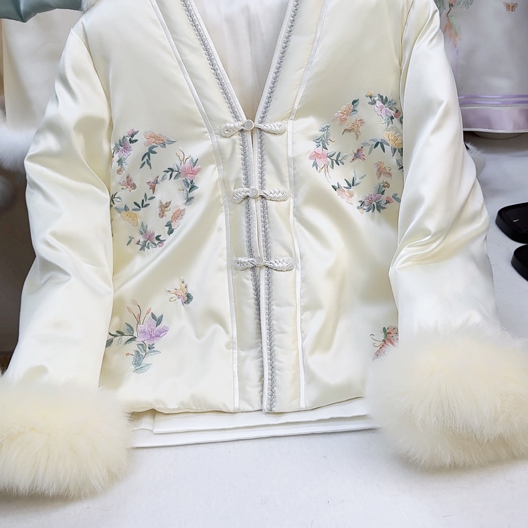 织绣真丝v领羽绒服