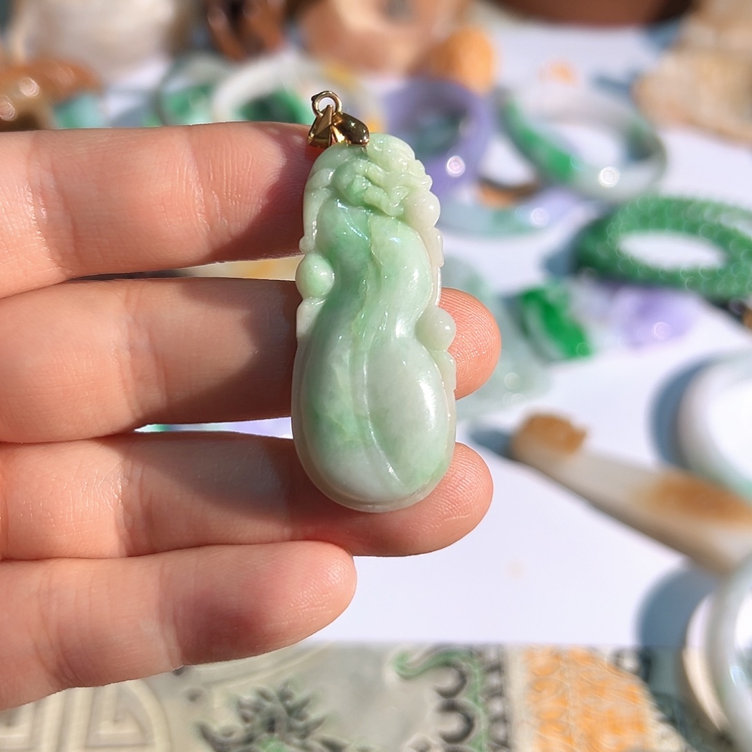 翡翠未镶嵌颈饰翡翠飘绿特价不退