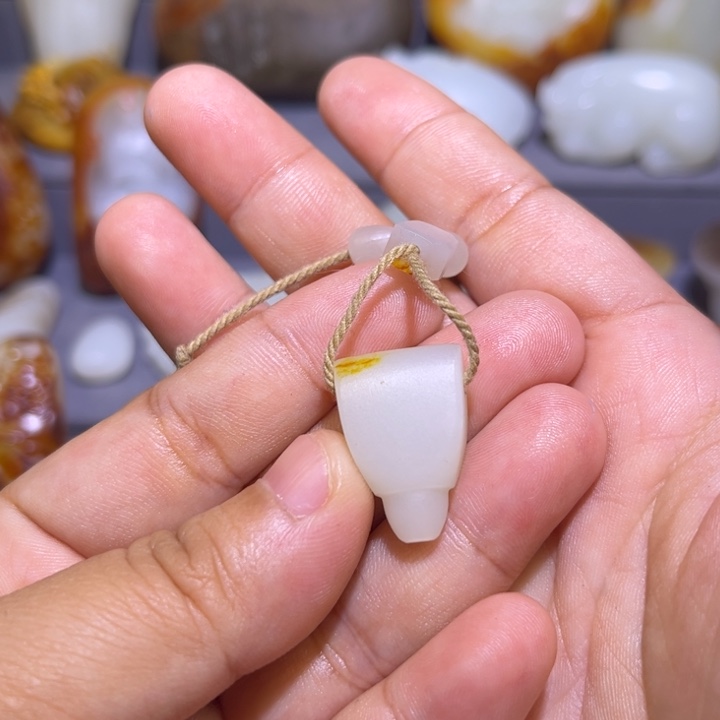 闲***仕和田玉未镶嵌颈饰
