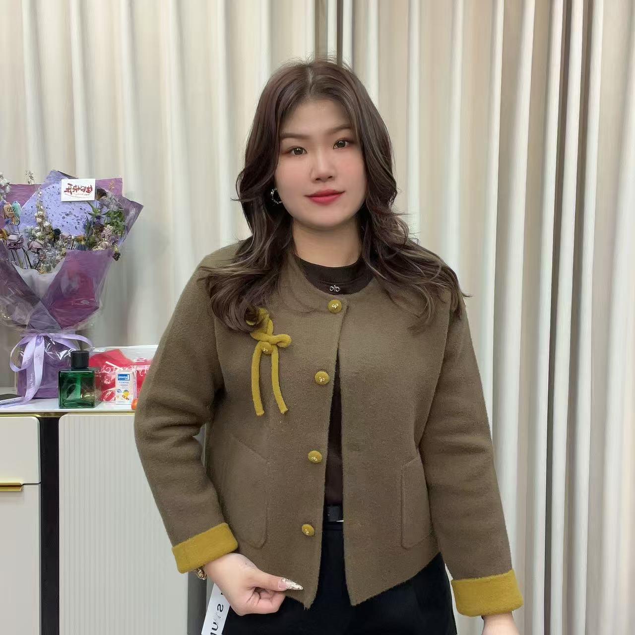 小鑫肝@双面呢圆领蝴蝶结撞色纽扣撞色气质修身短外套 8526