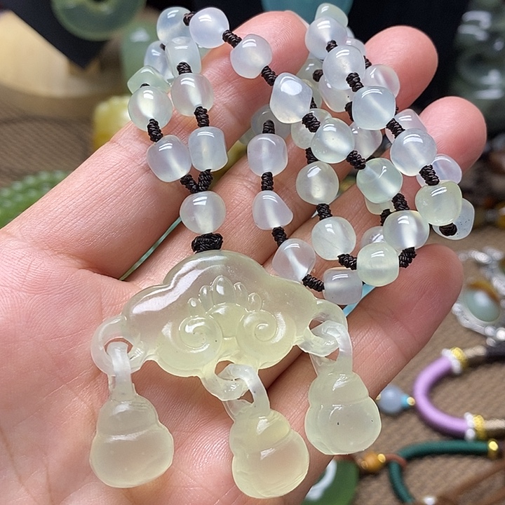 蛇纹石玉未镶嵌颈饰