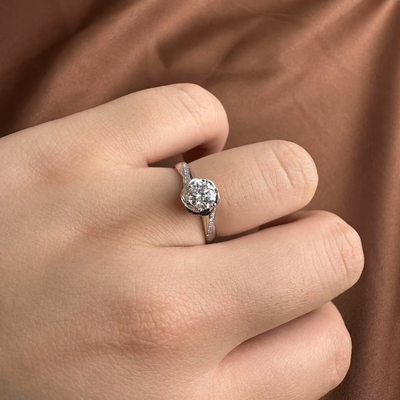 5617035金750经典纽臂花苞女款时尚气质求婚