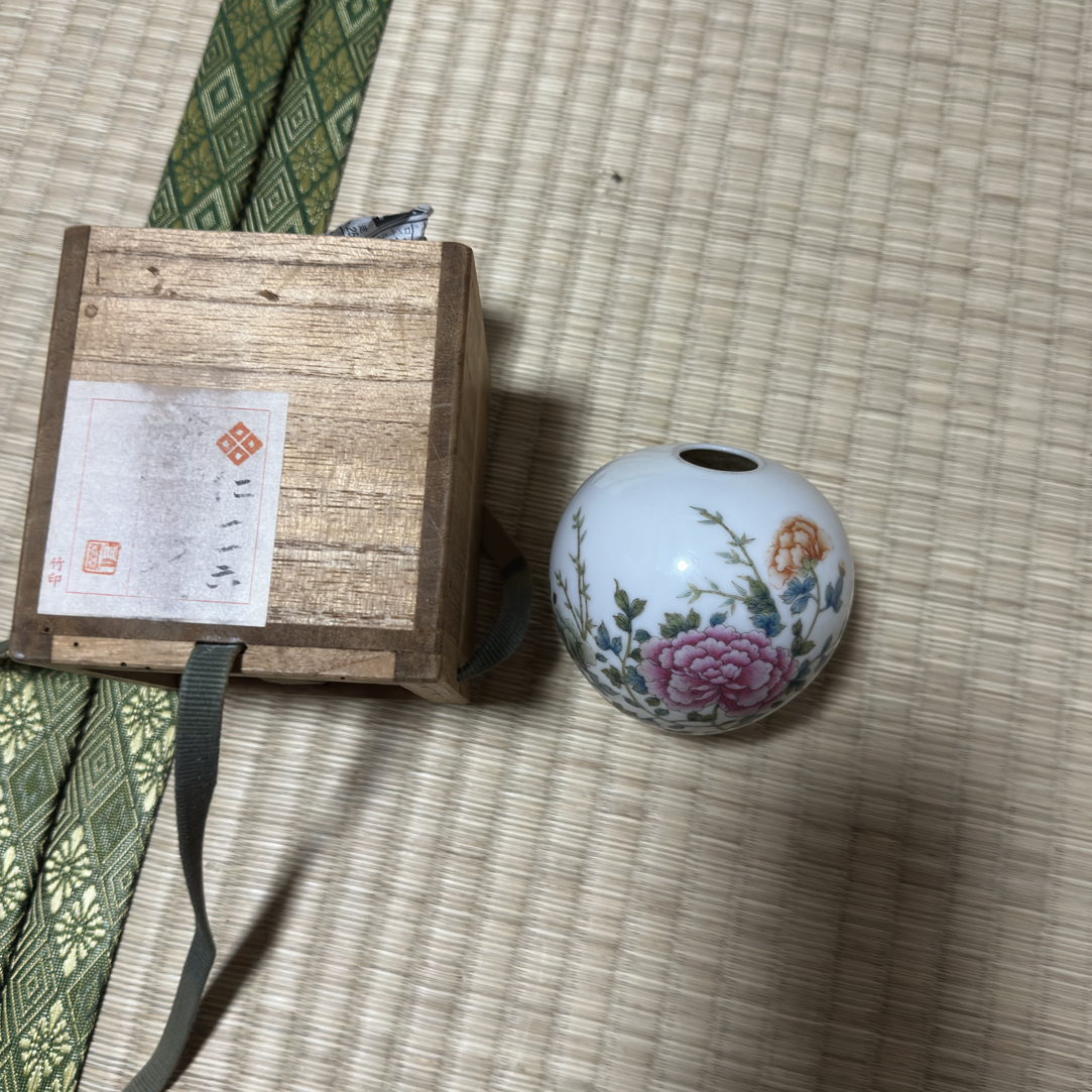 陶瓷艺术挺拔精美的罐