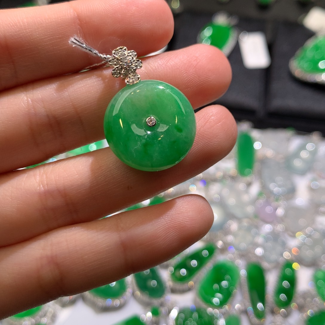 翡翠颈饰18K金镶嵌吊坠