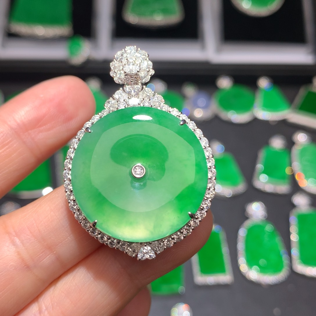 翡翠颈饰18K金镶嵌大*翡翠