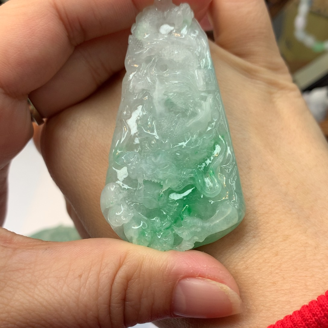 翡翠颈饰未镶嵌日***心龙牌