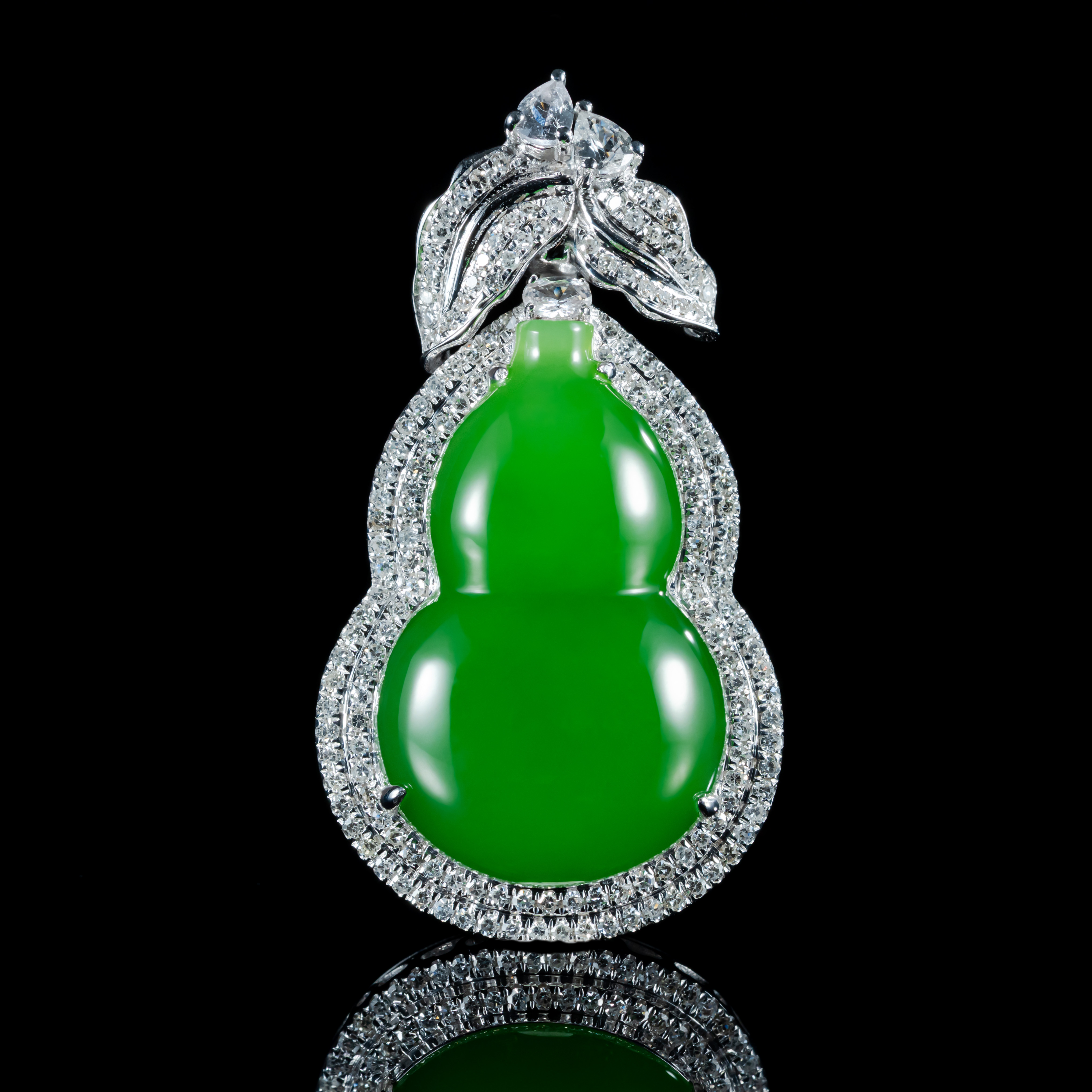 周陶陶｜周陶陶｜青露｜和田玉苹果绿葫芦吊坠18k金钻石密镶细致工艺